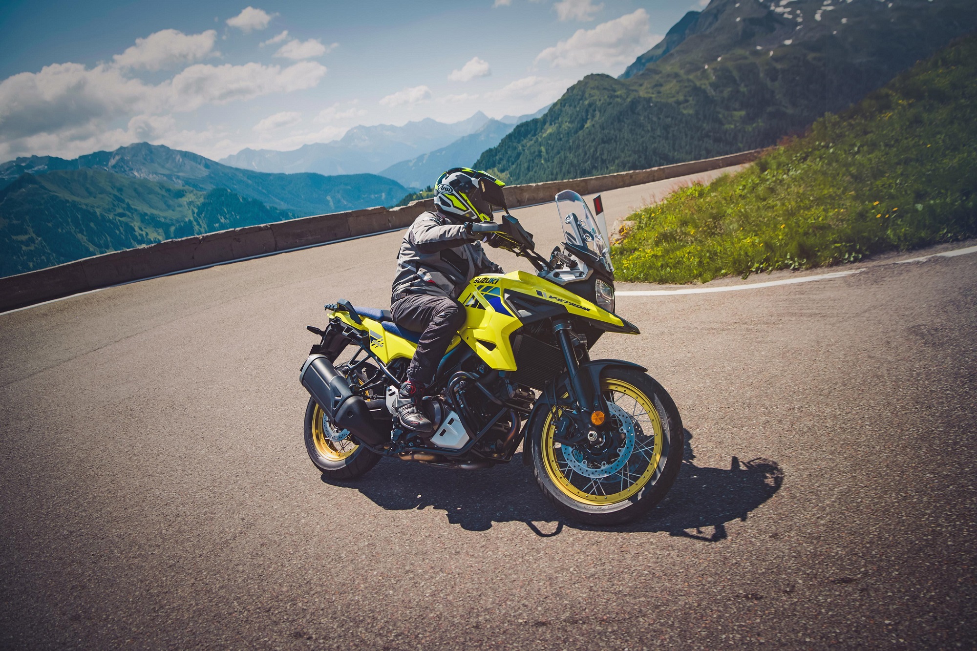 Nova motocicleta Suzuki V Strom 1050 em movimento na curva de uma serra 