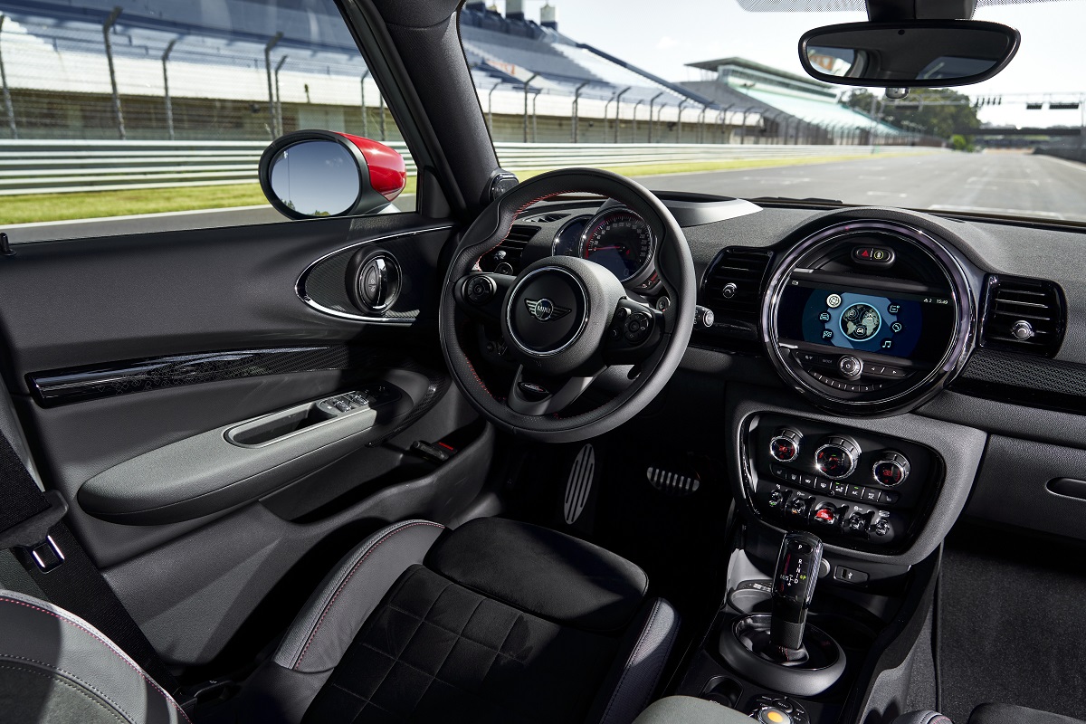 Cabine do Clubman John Cooper Works honra a tradição com mostradores redondos no painel