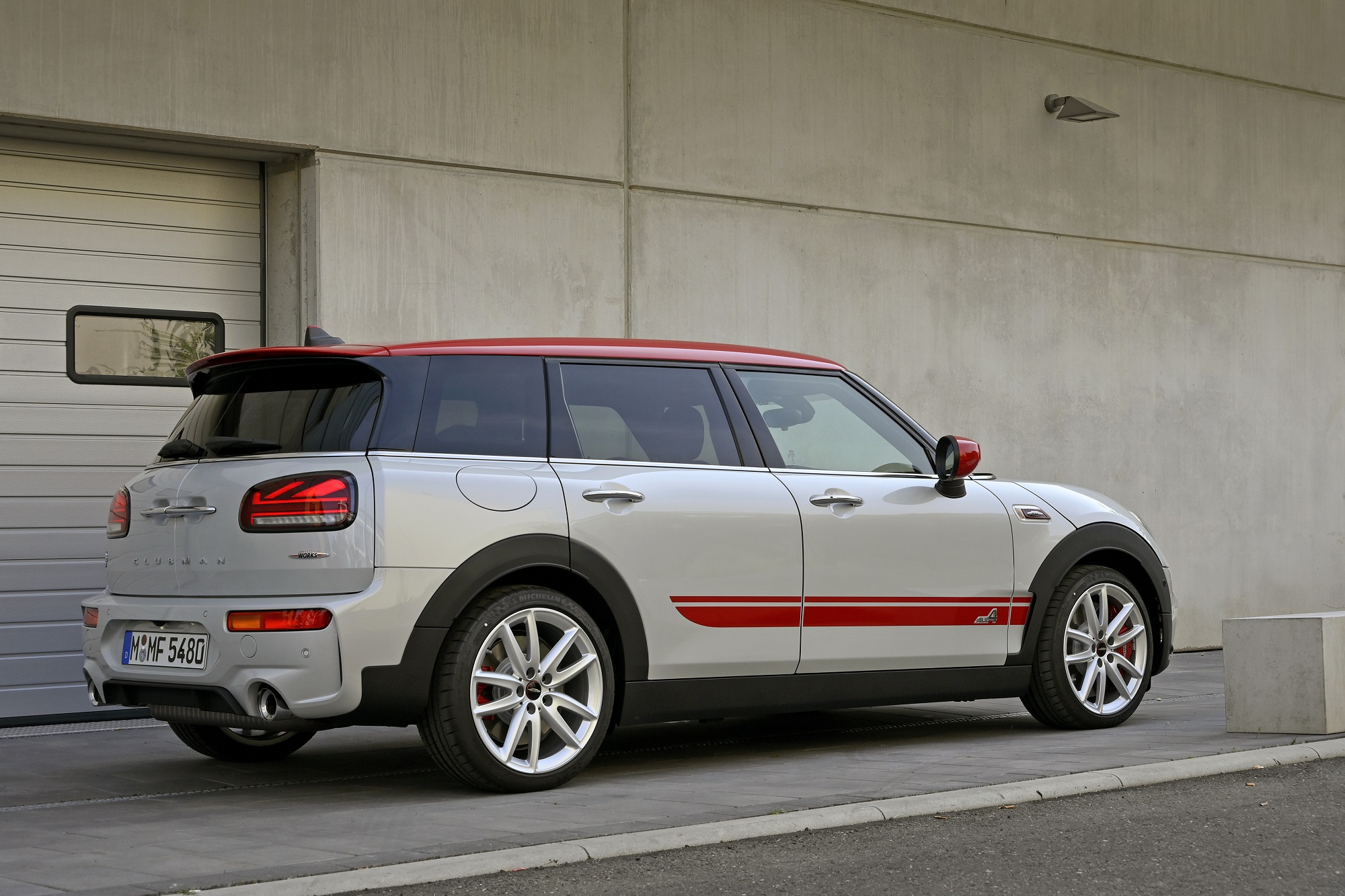 Faixas vermelhas percorem a lateral do Mini Clubman, enquanto as lanternas trazem o desenho da bandeira do Reino Unido