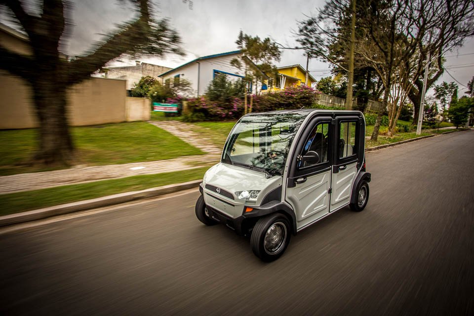 Hitech Eco.tech é um carro quadradinho e curioso que pode levar até quatro pessoas
