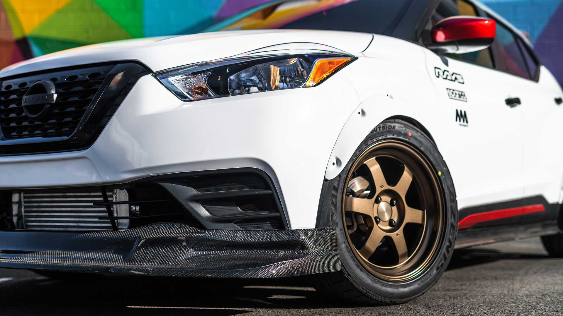 No detalhe do Kicks preparado para o Sema Show, rodas esportivas na cor cobre e alargadores e para-lamas com parafusos à mostra