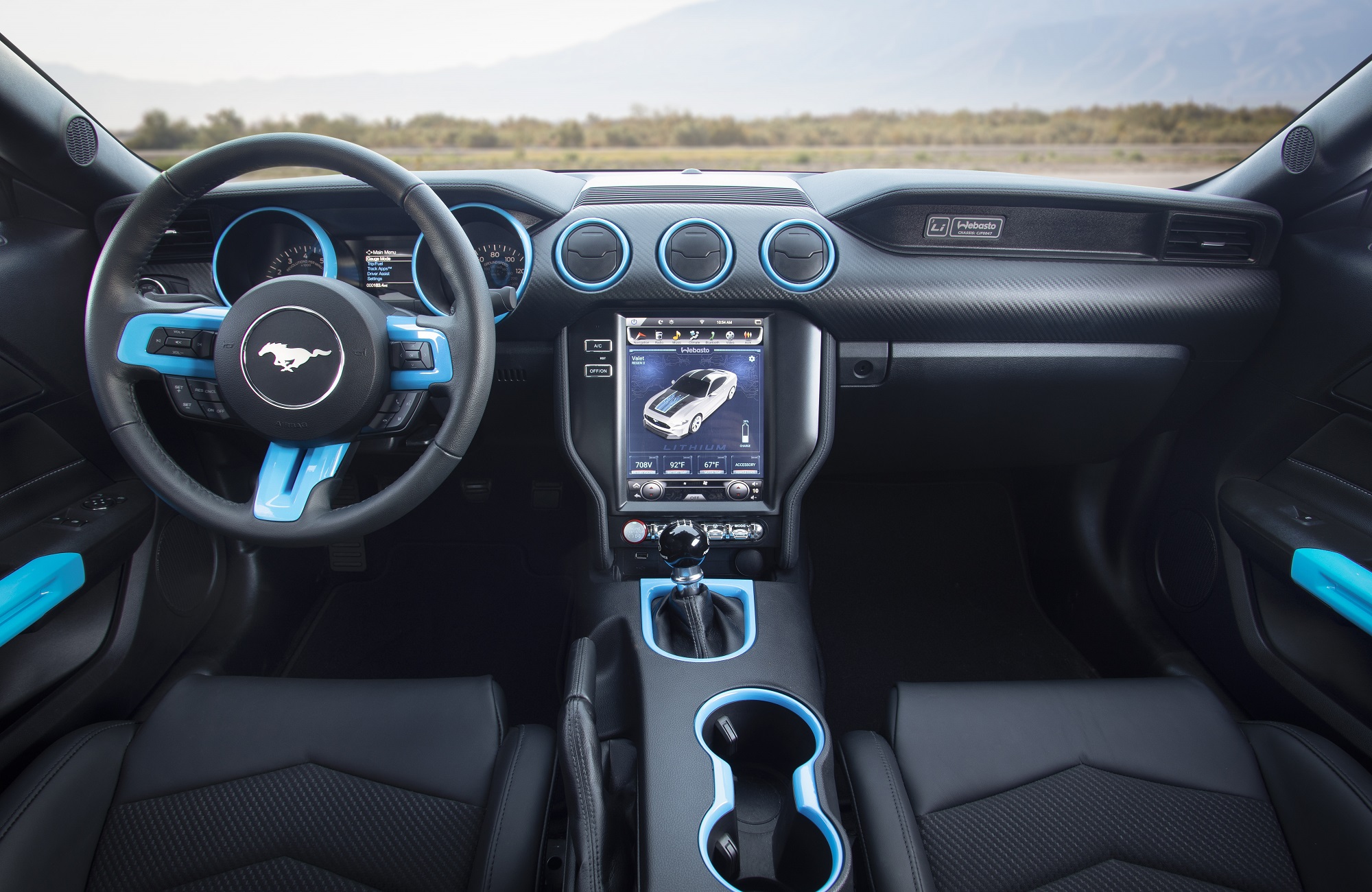 Painel do Mustang elétrico tem detalhes azuis no volante, nos instrumentos e nas saídas de ar, além de tela central de 10 polegadas