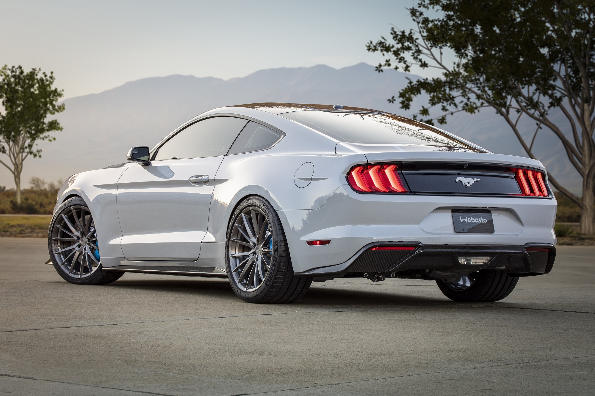 Mustang Lithium visto de traseira traz as lanternas em três barras vertifcais de leds e rodas de 20 polegadas