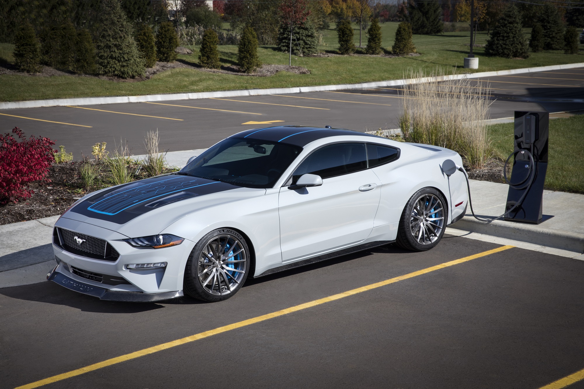 Ford Mustang Lithium branco estacionado enquanto carrega as baterias