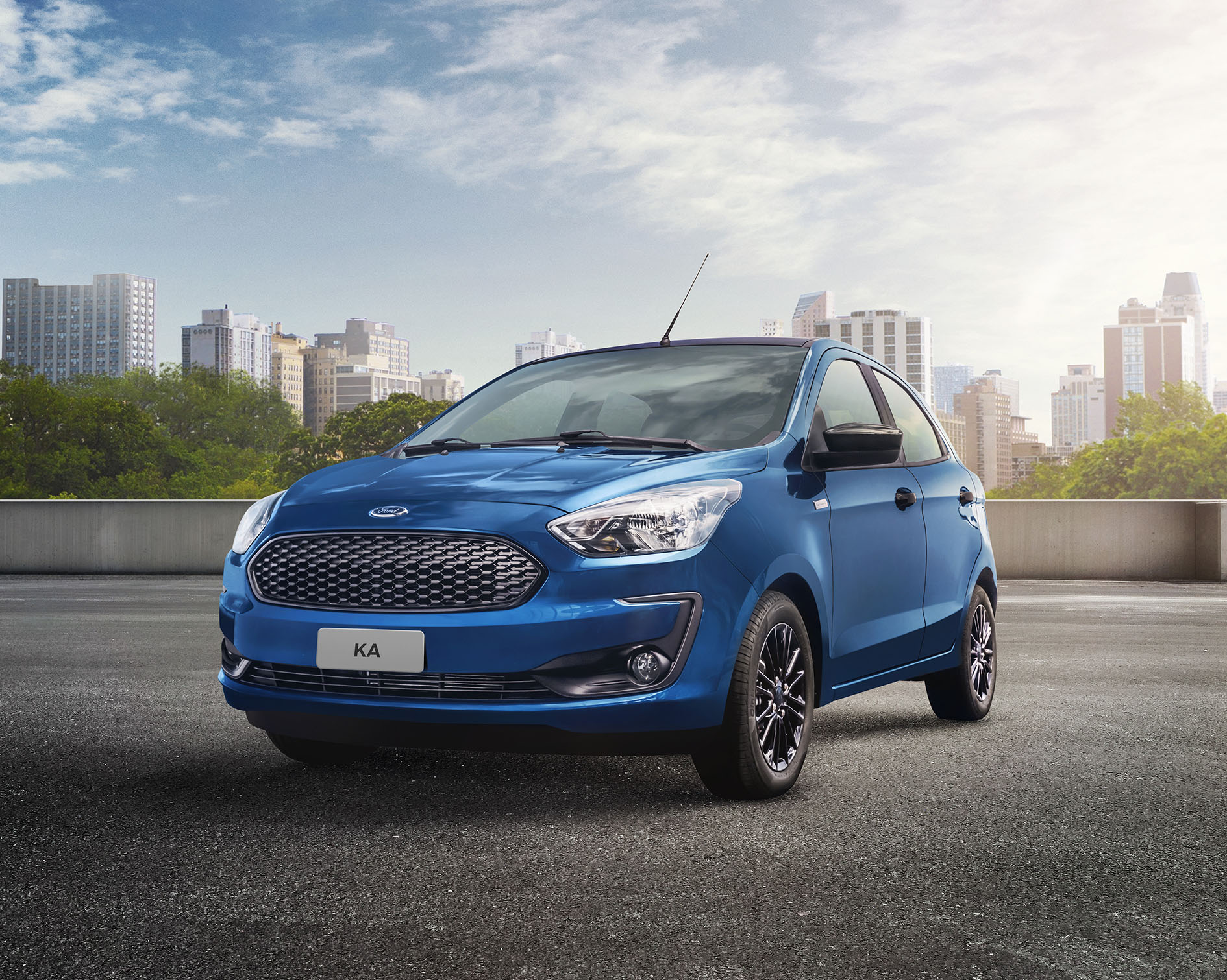 O Ford Ka na Edição Especial tem cor azul com detalhes pretos
