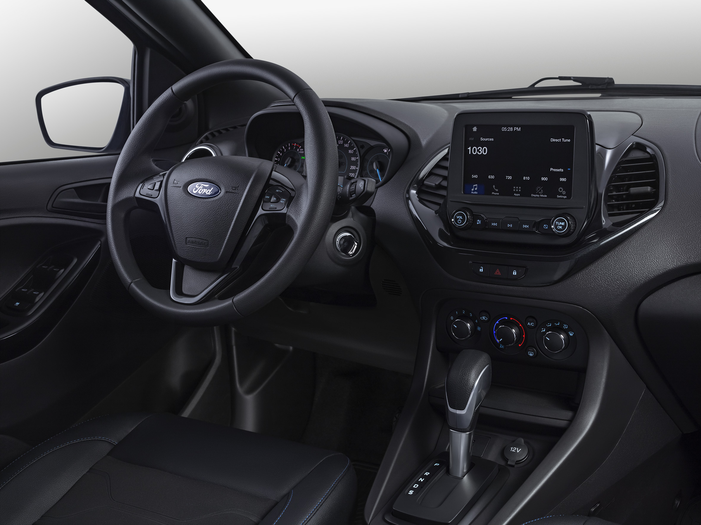 Cabine do Ford K amostra o câmbio automático