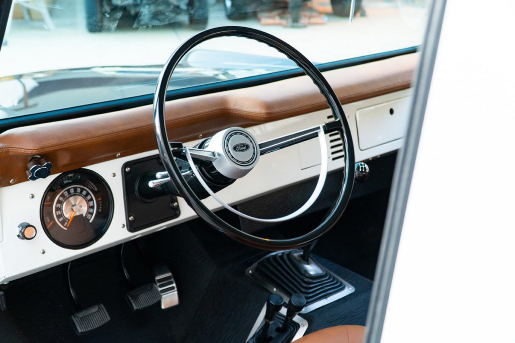 Interior do Ford Bronco azul de Jay Leno
