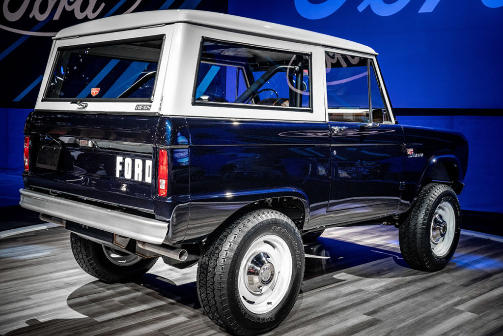 Ford Bronco 1968 azul de Jay Leno visto de traseira