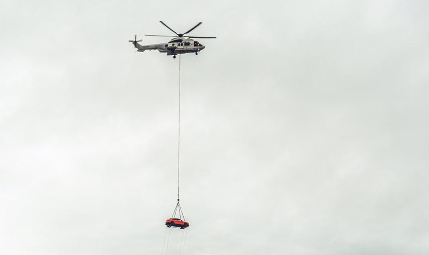 Helicóptero transporta Porsche Cayenne Coupé pelos céus do Rio de Janeiro
