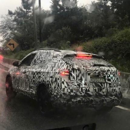 O utilitário esportivo da Volks roda camuflado e debaixo de chuva com enchimento no para-choque para disfarçar
