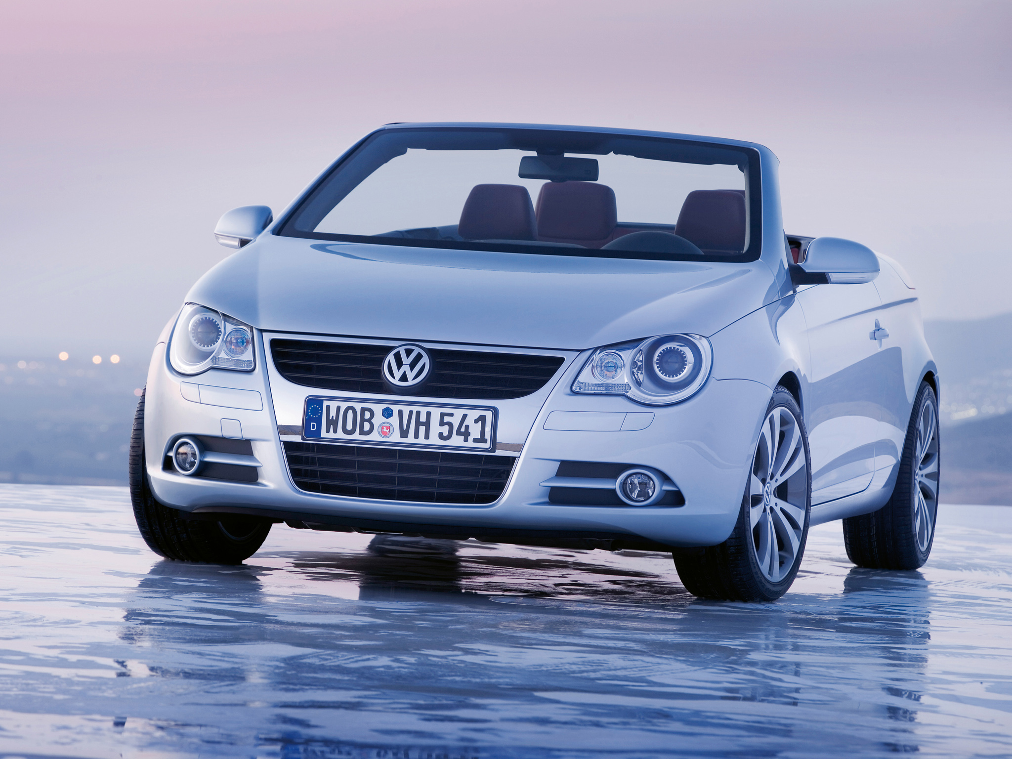 Volkswagen Eos tinha faróis em seções retas e circulares ao mesmo tempo, parecidos com os do Golf de quinta geração