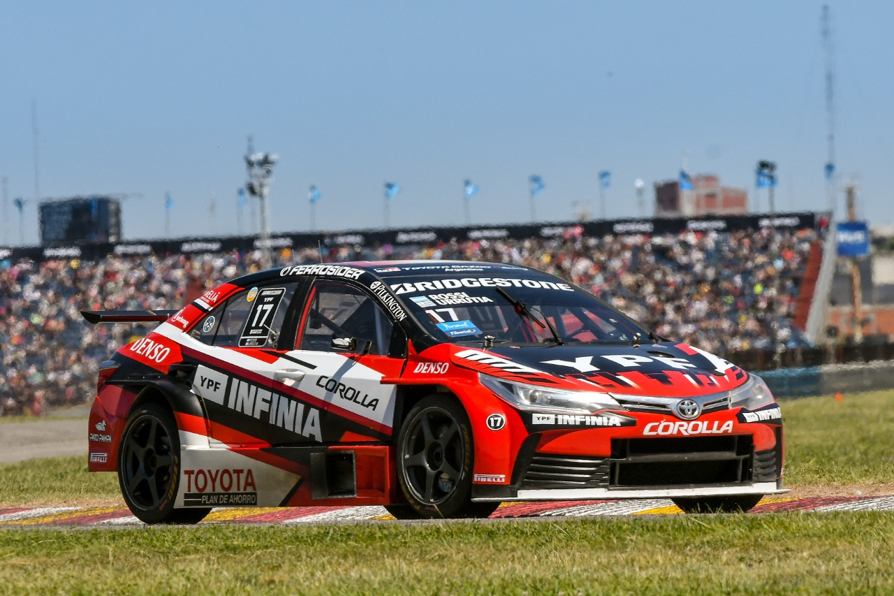 Corolla de competição que disputa a prova argentina tem as cores da Gazoo Racing: vermelho, branco e preto