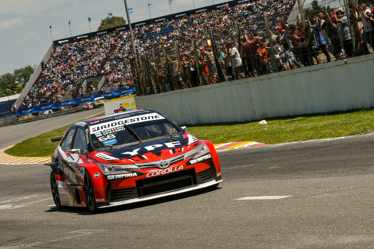 Toyota Corolla na curva em prova da competição Super Tc2000 Argentina