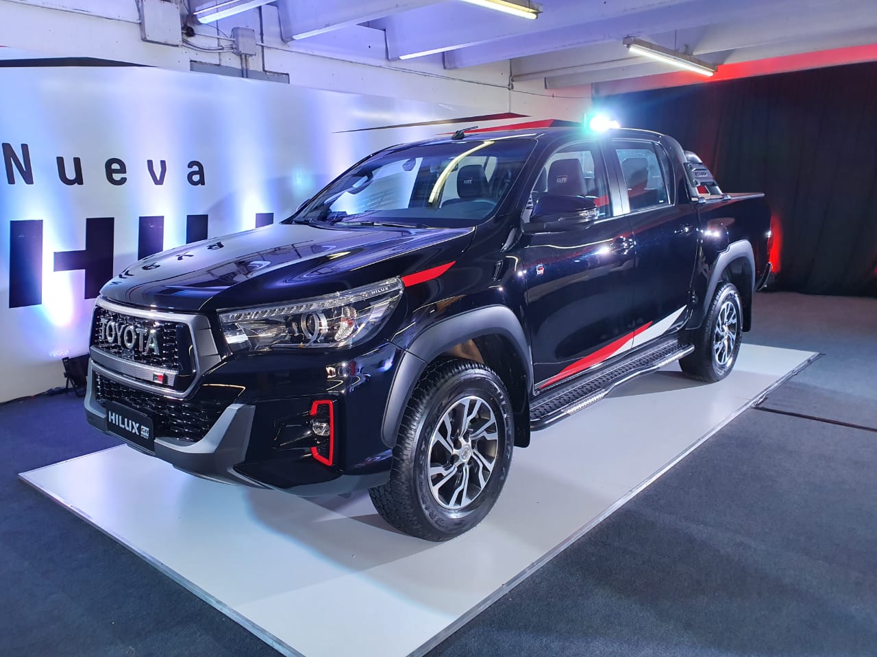 Toyota Hilux V6 n preparada pela Gazoo Racing para as ruas com cor preta e detalhes vermelhos