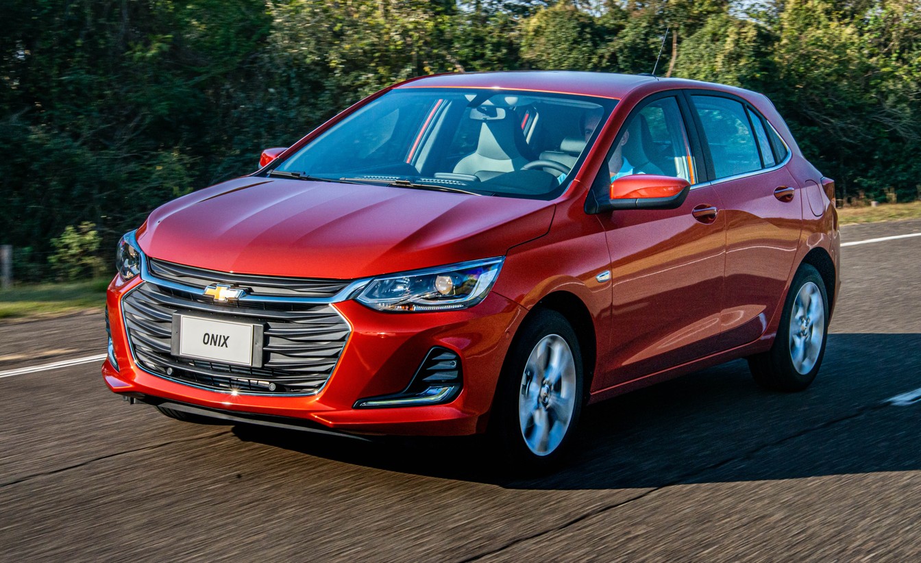 Novo Onix vermelho em movimento na rua