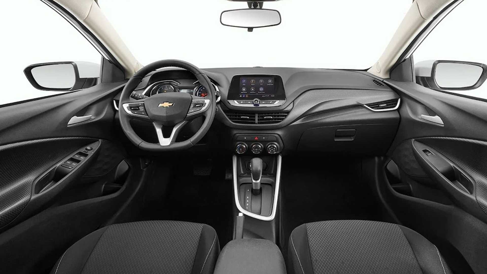 interior do novo onix hatch com acabamento em preto e detalhes em prata 