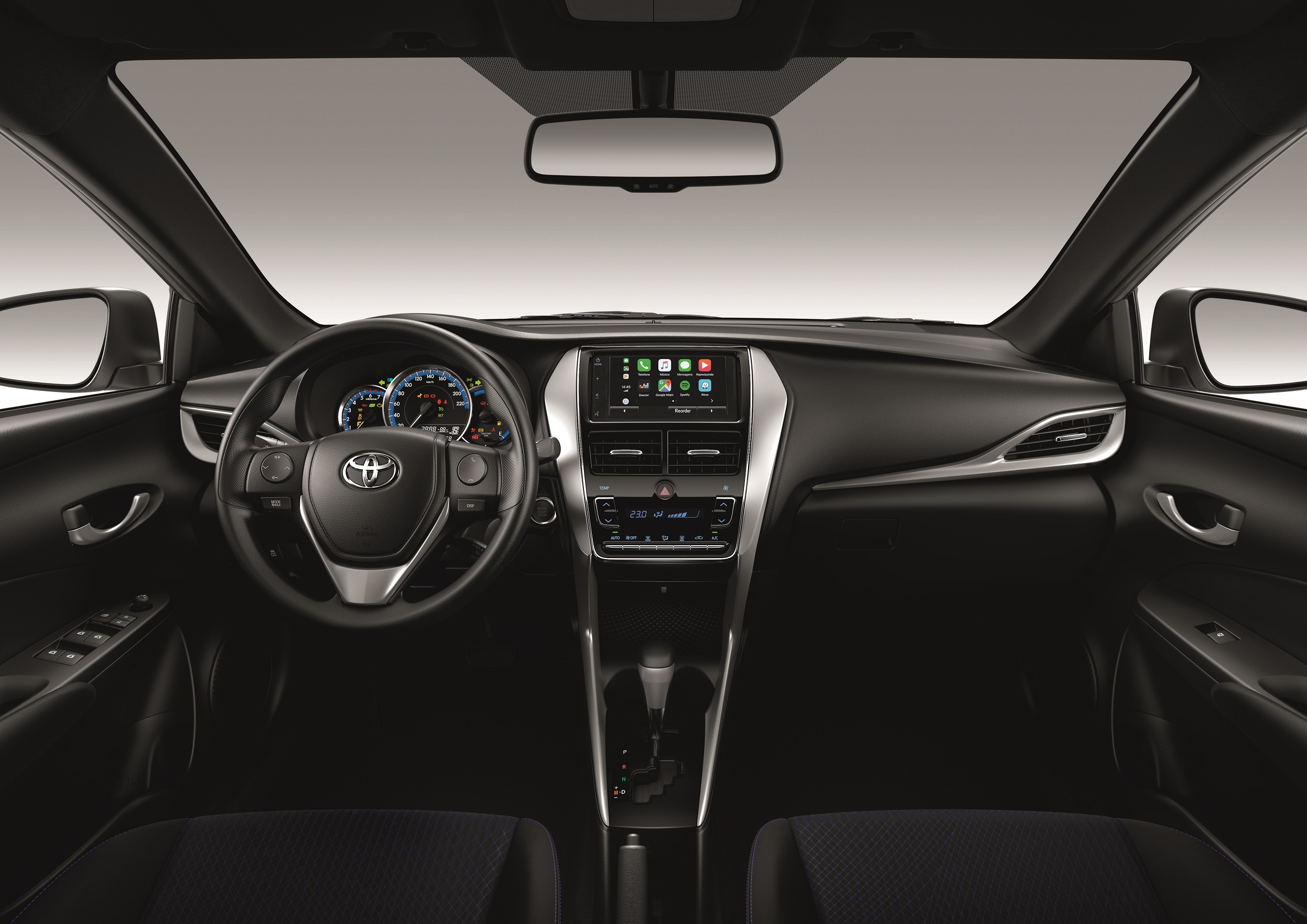 Cabine do Yaris XL Plus Connect tem painel preto com detalhes prateados e a central multimídia ao centro