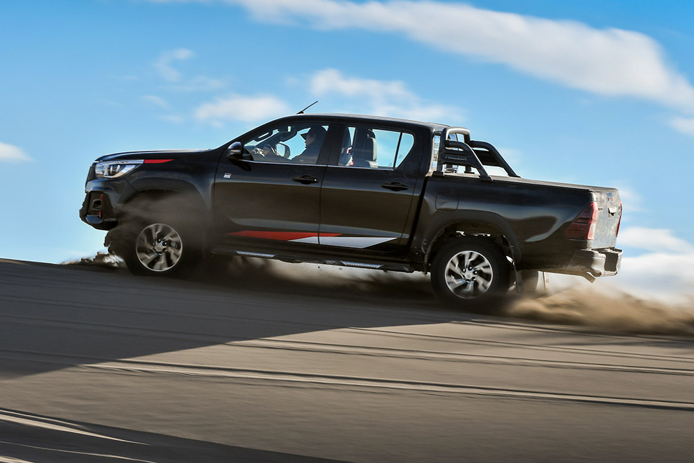 Toyota Hilux GR Sport em movimento na areia mostra destreza na duna
