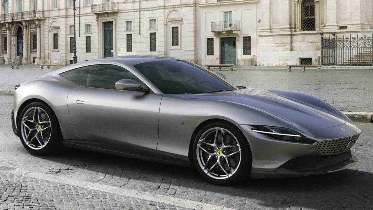 Ferrari Roma prata vista de frente