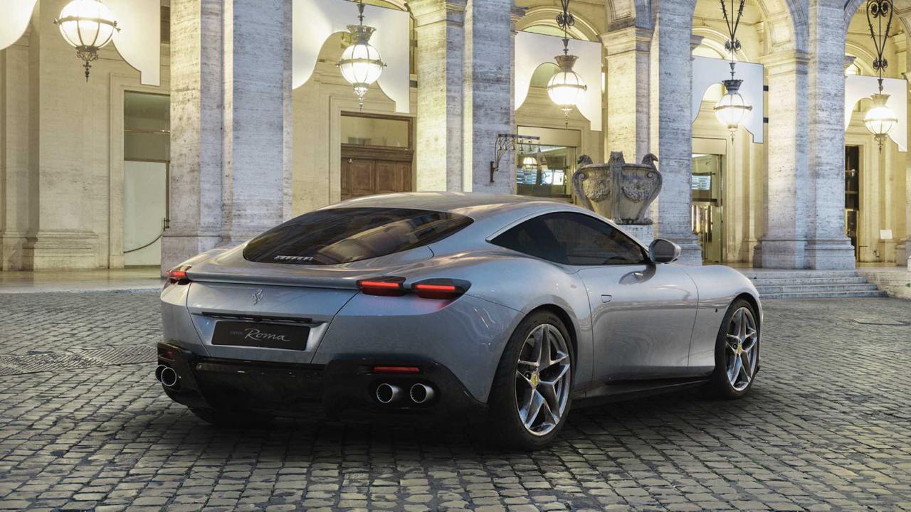 Ferrari Roma prata de traseira