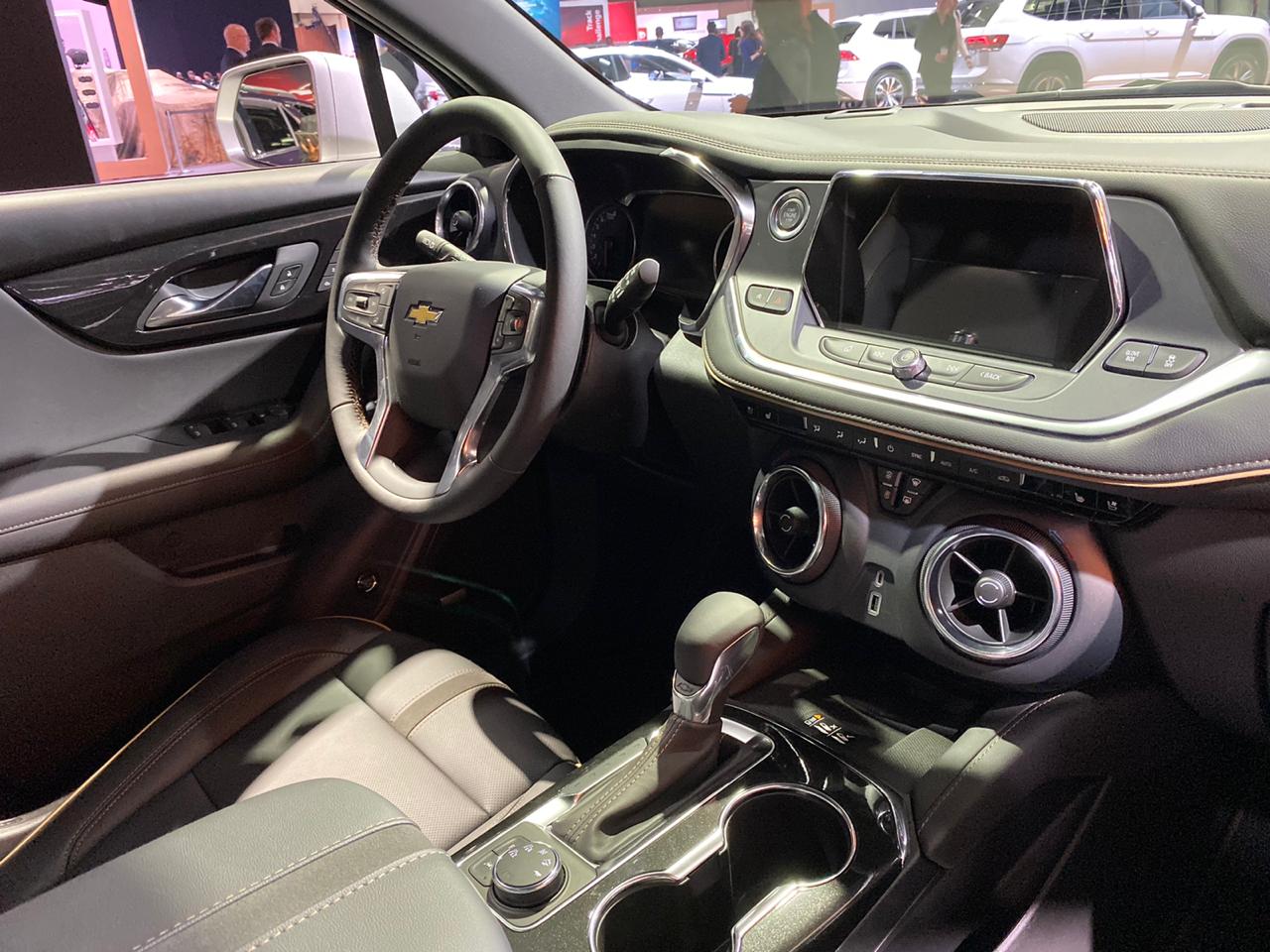 Cabine do novo Chevrolet Blazer exposto em Los Angeles traz tela multimídia destacada do painel e saídas de ar circulares que simulam hélices