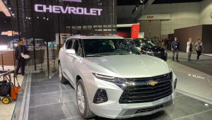 Chevrolet Blazer 2020 na cor prata e no estande da GM no Salão de Los Angeles