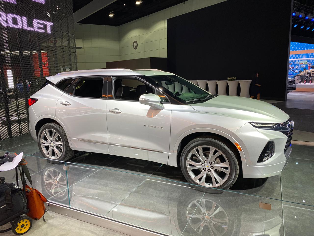 Chevrolet Blazer de perfil no estande da marca revela seu porte próximo ao do Jeep Compass