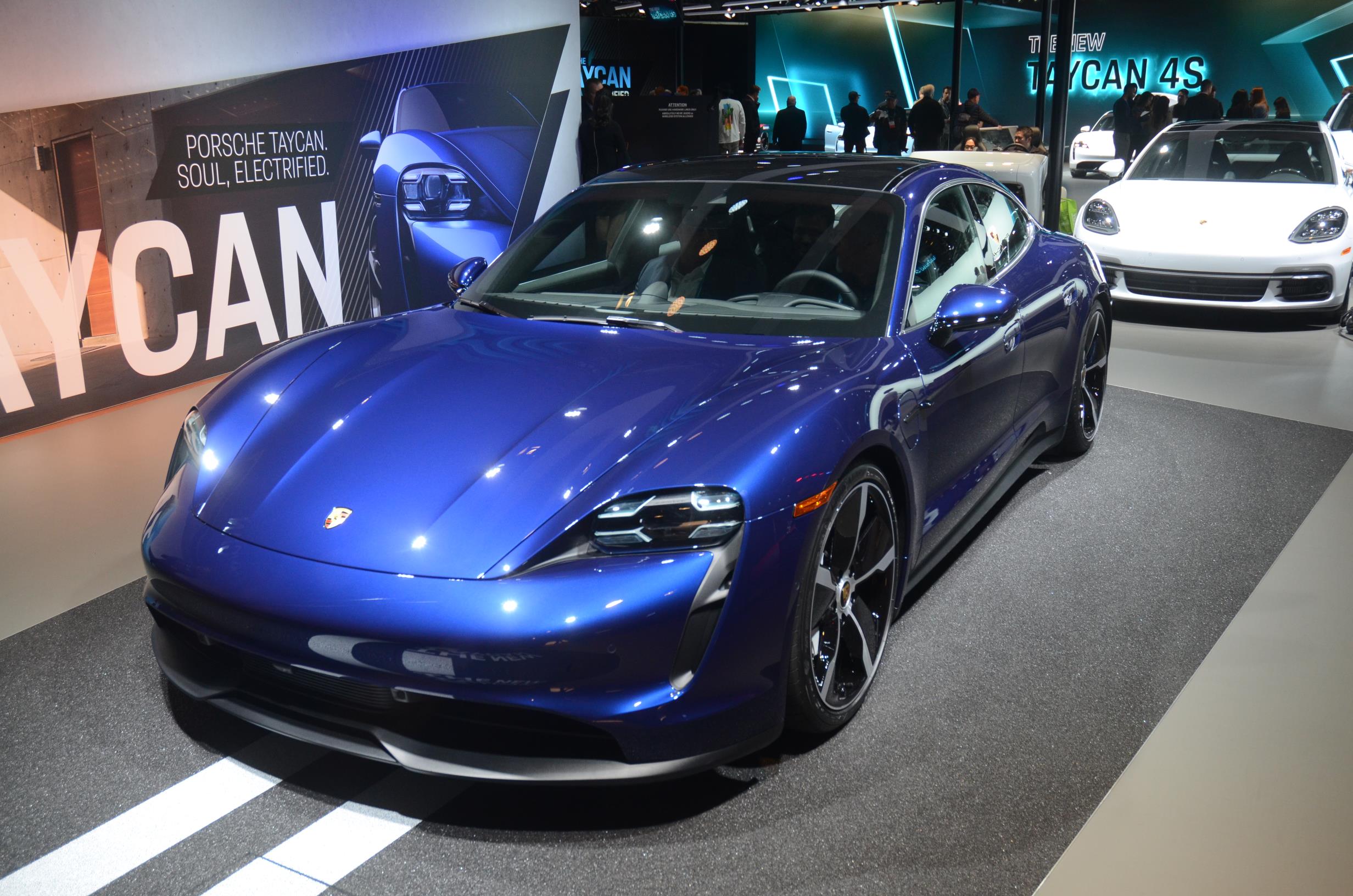 Porsche Taycan 4S de frente no estande da marca alemã em Los Angeles