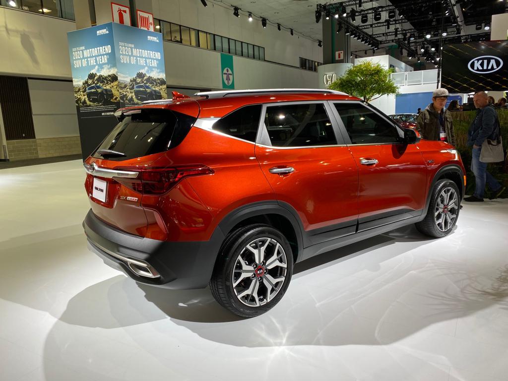 Seltos vermelho no estande da marca em Los Angeles visto de traseira ostenta traços mais retilíneos e lanternas com cortes irregulares