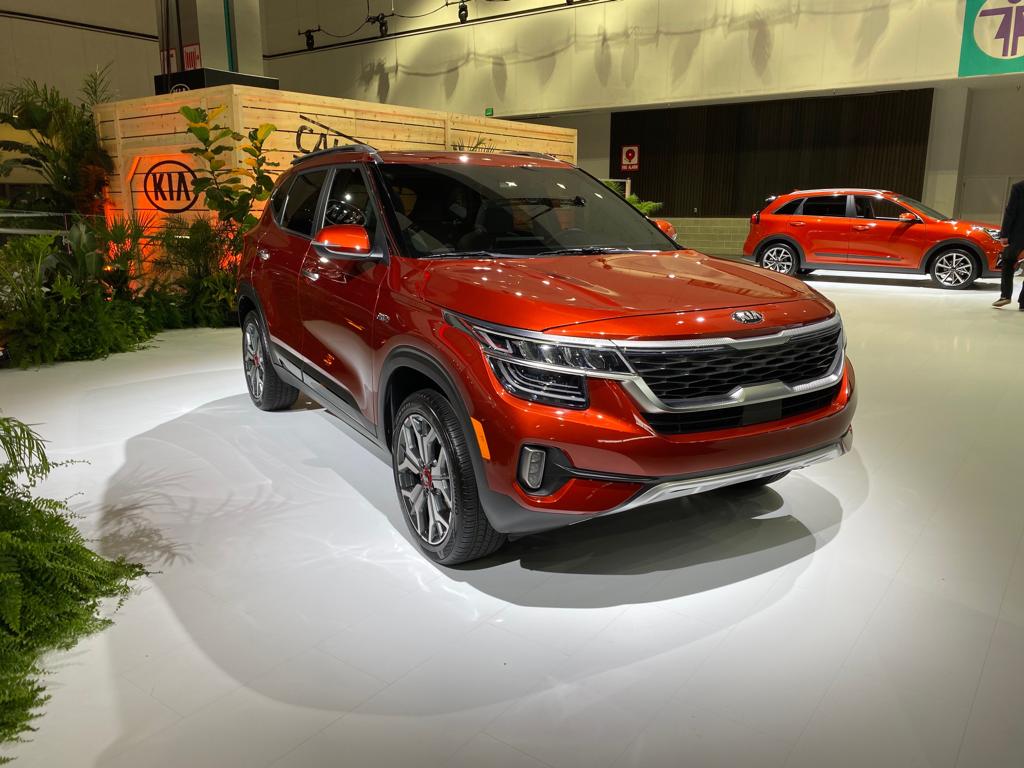 Kia Seltos em seu estande no Salão de Los Angeles traz a grade tipo focinho de tigre e os faróis espichados