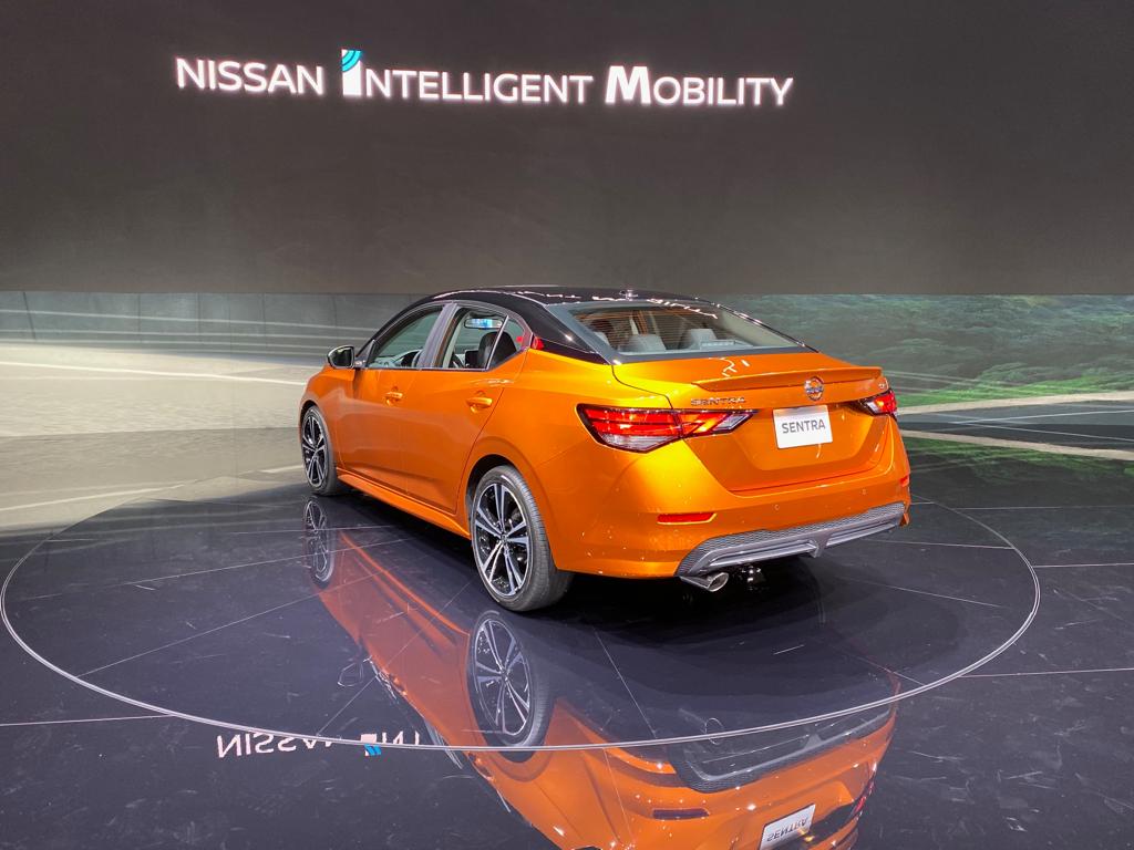 Visto de traseira, o novo Nissan Sentra ostenta tampa do porta-malas elevada, amplo vidro traseiro e lanternas que crescem nas laterais