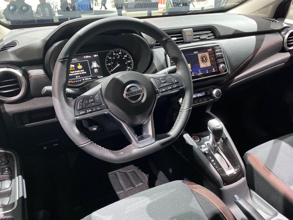 Painel do Versa fotografado em Los Angeles tem volante com base chata do Kicks, central multimídia e quadro de instrumentos com tela TFT