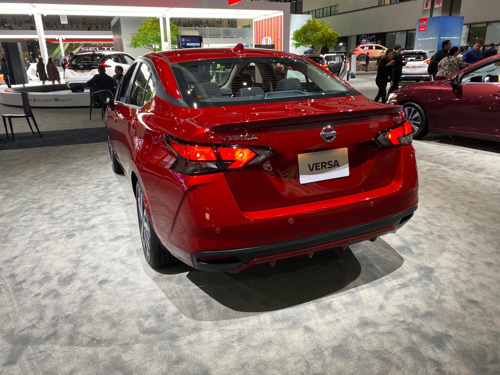 Nova geração do Versa na cor vermelha tem lanternas que crescem da tampa do porta-malas para as laterais