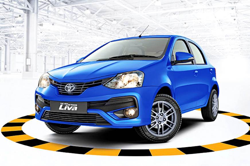 Toyota Etios indiano na cor azul de frente é bem parecido com o modelo brasileiro, com grade em forma de sorriso e faróis de contornos irrefulares