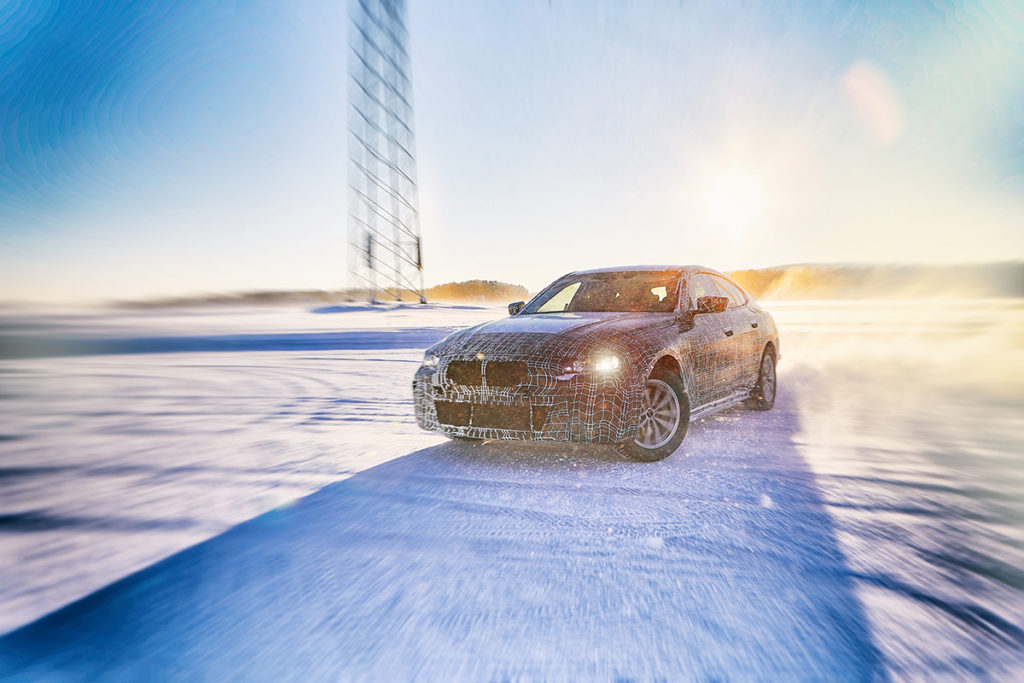 Bmw i4 camuflado faz drift numa pista de neve e aparece &quot;deslizando&quot; de lado
