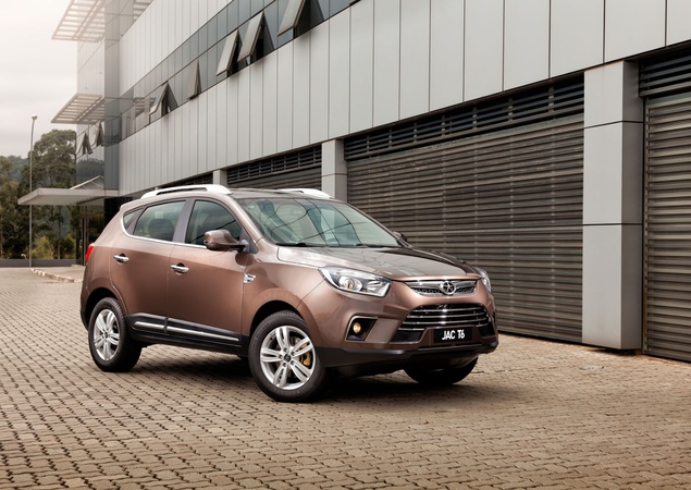 Jac T6 marrom de frente tinha porte de utilitário médio e traseira que lembrava uma minivan