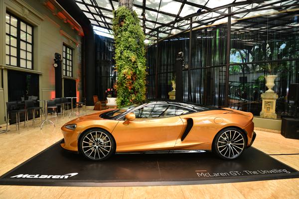 Visto de perfil, superesportivo é bem baixo e ostenta enormes entradas de ar à frente das caixas de roda traseiras