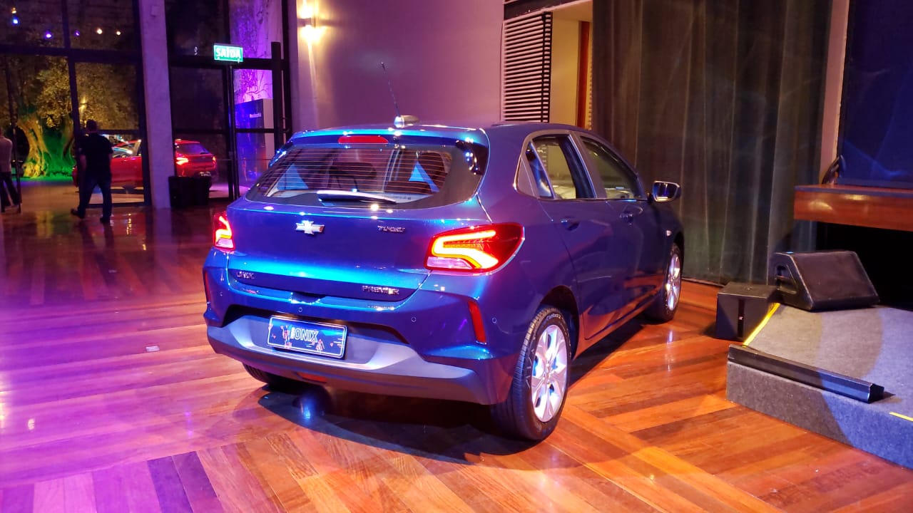 Onix hatch de traseira tem lanternas compactas que crescem para as laterais e para-choque cheio de saliências