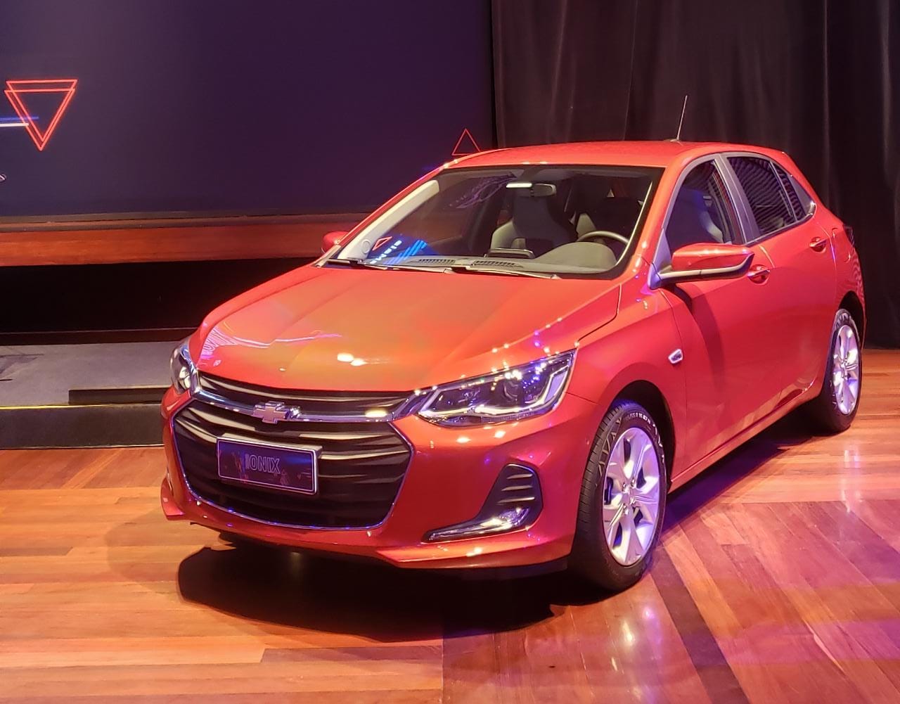 Onix hatch na versão Premier da foto tem cromados em detalhes da grade e do para-choque