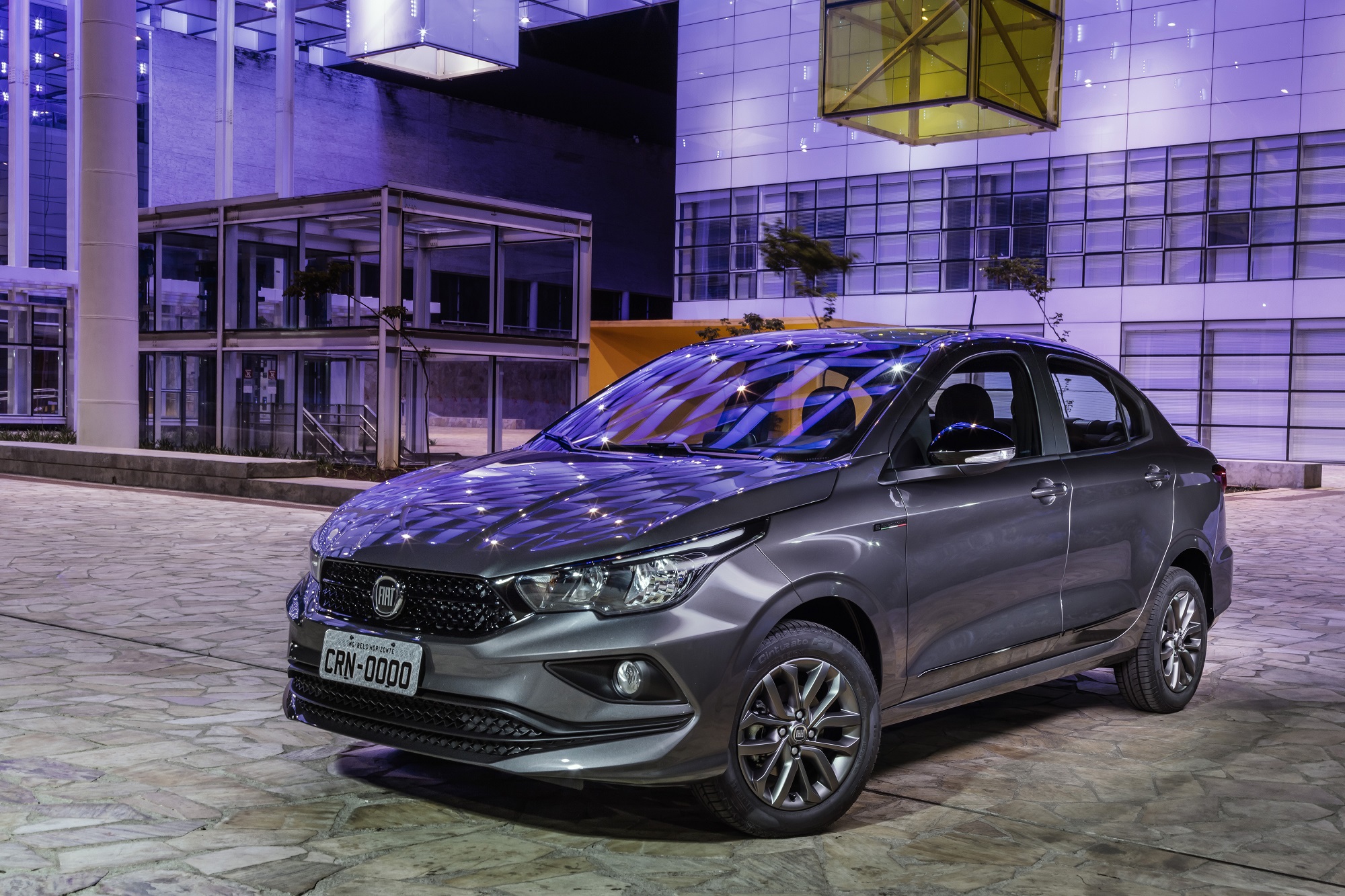 Fiat Cronos S Design meio de perfil traz o logo preto e frisos laterais escuros