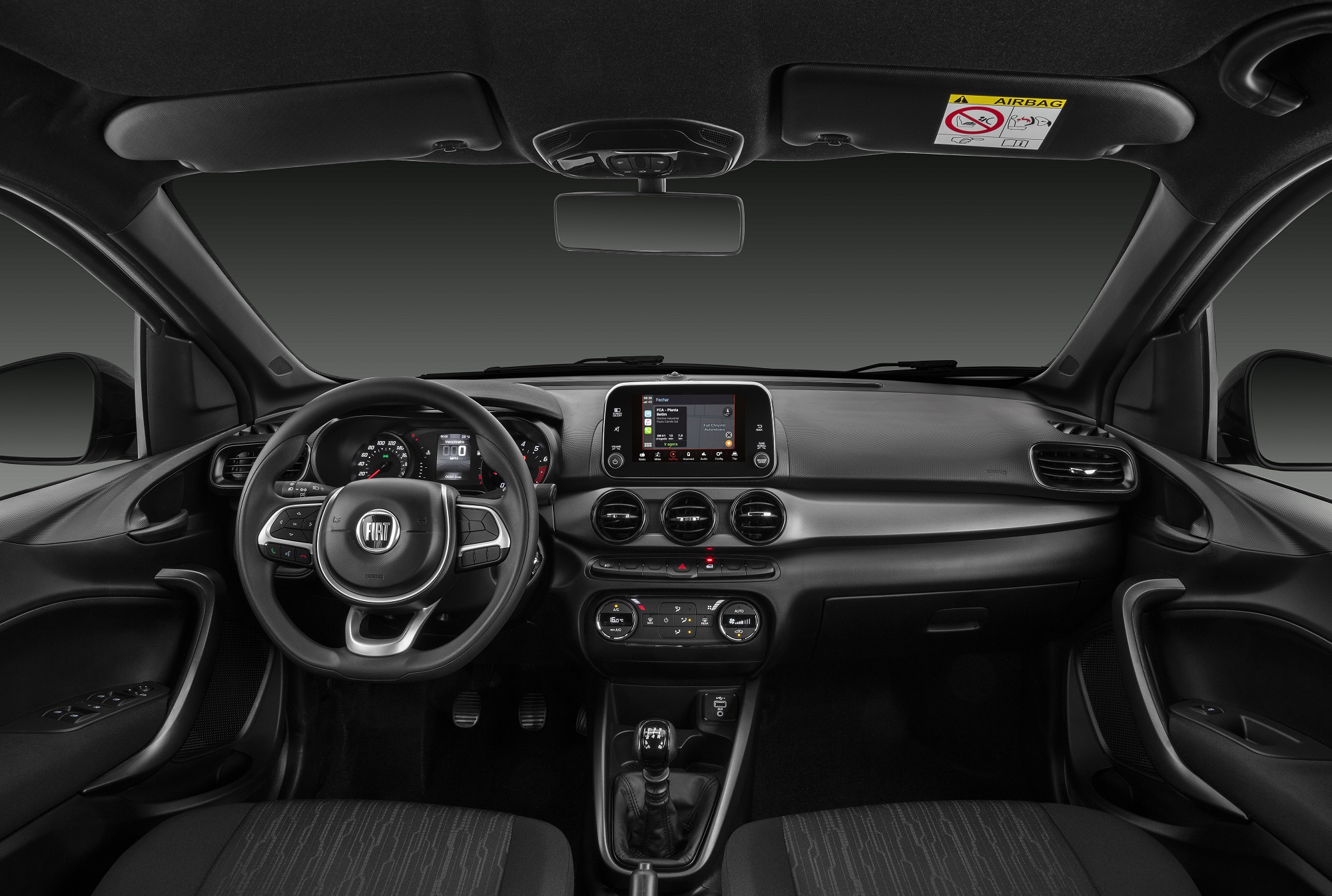 Cabine do Fiat Argo S Design tem padrão escurecido, moldura do console central preta e logo ao centro do volante preto