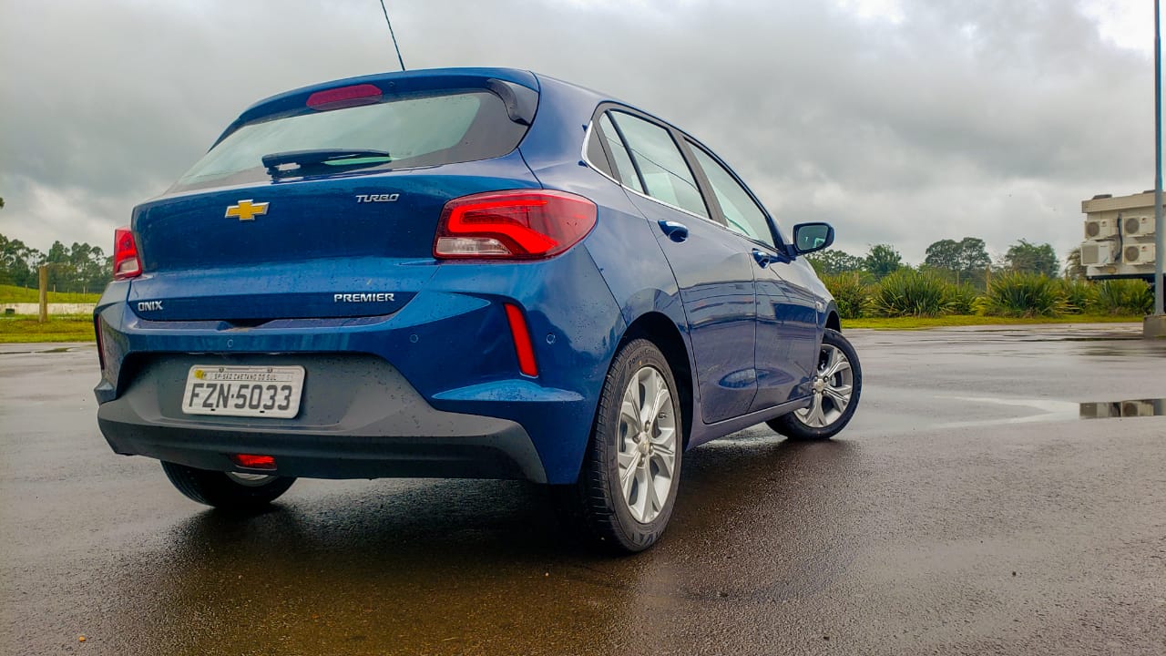 Onix Hatch Premier azul de traseira com lanternas com contornos arredondados