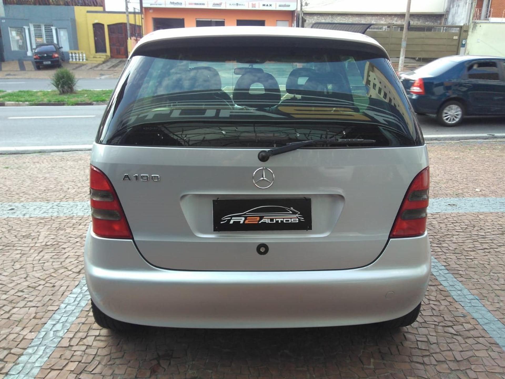 Traseira do carro anunciado releva um estado de conservação impecável da carroceria vista de traseira