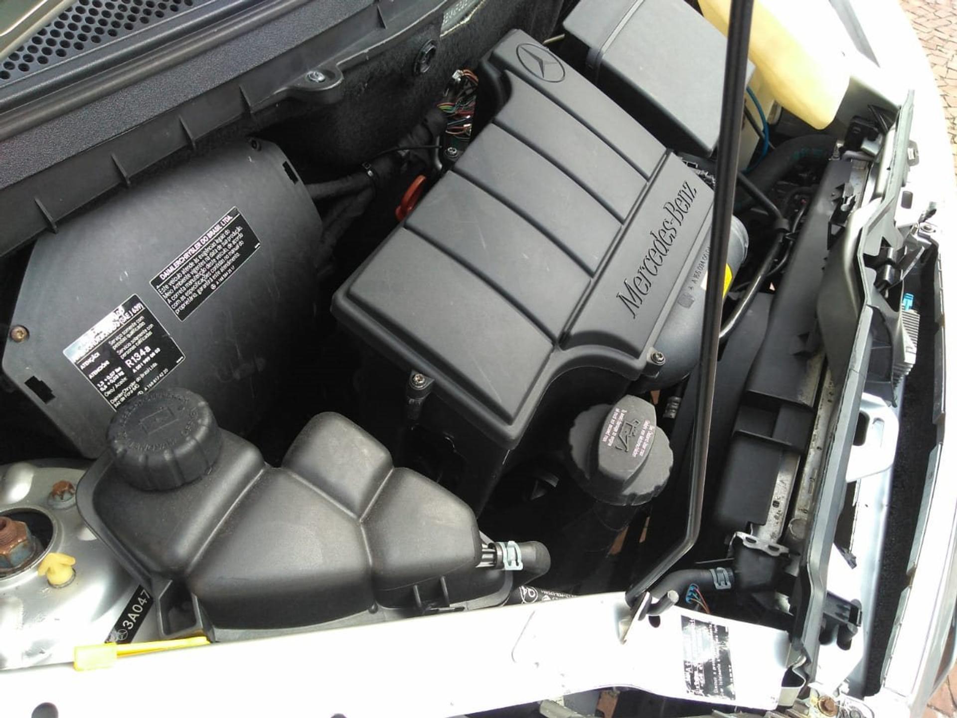 Foto do motor quatro cilindros do Mercedes A190
