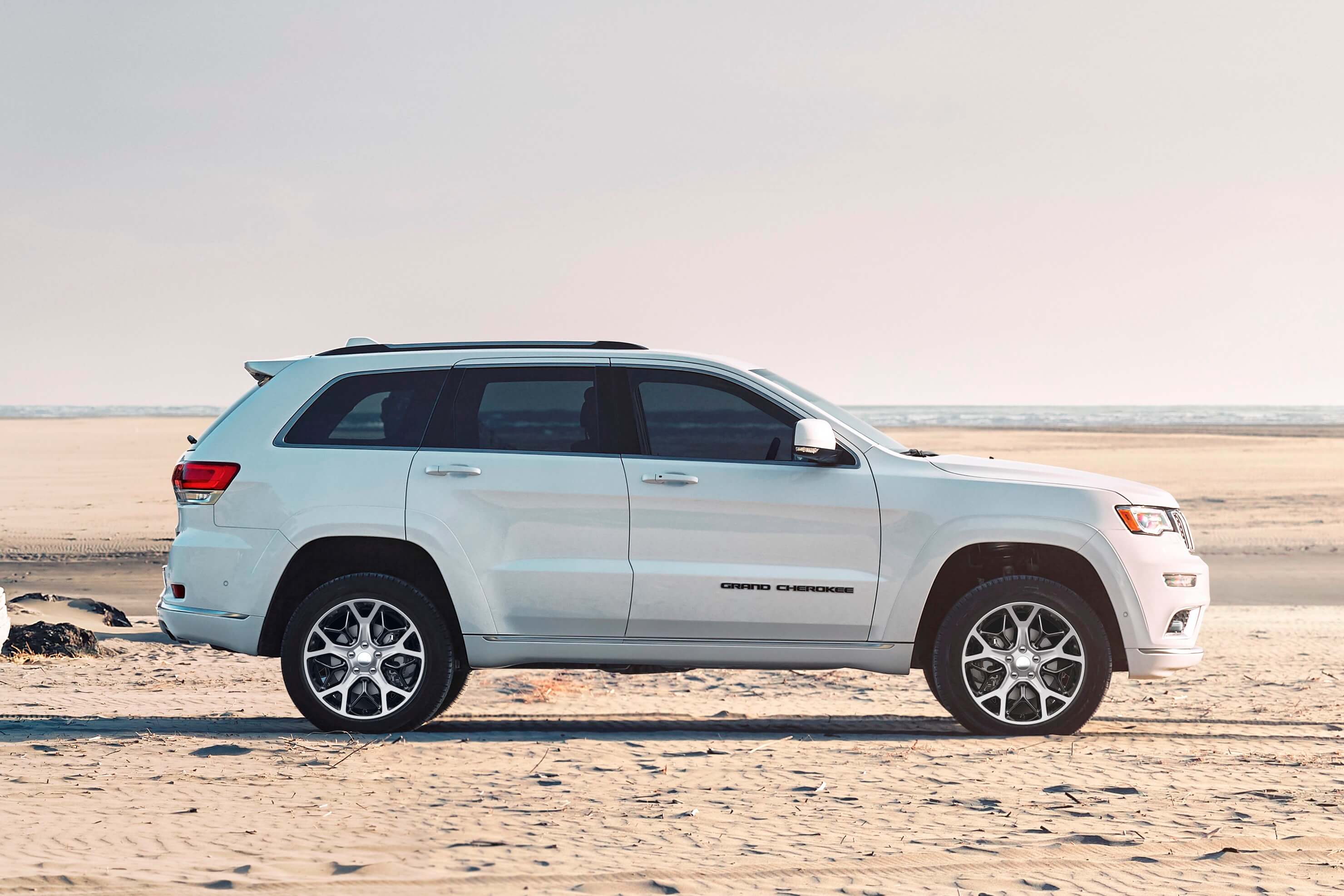 Jeep Grand Cherokee 2020 de perfil com novas rodas aro 20 polegadas com raios que simulam tripés
