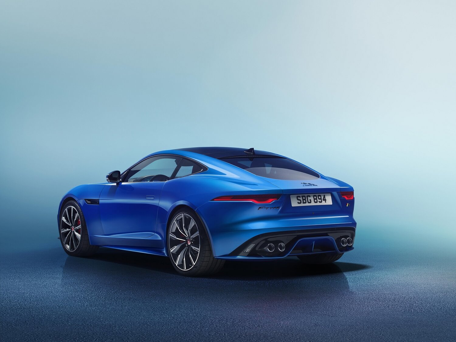 Jaguar F Type visto de traseira com caimento retilíneo da tampa e faróis retilíneos