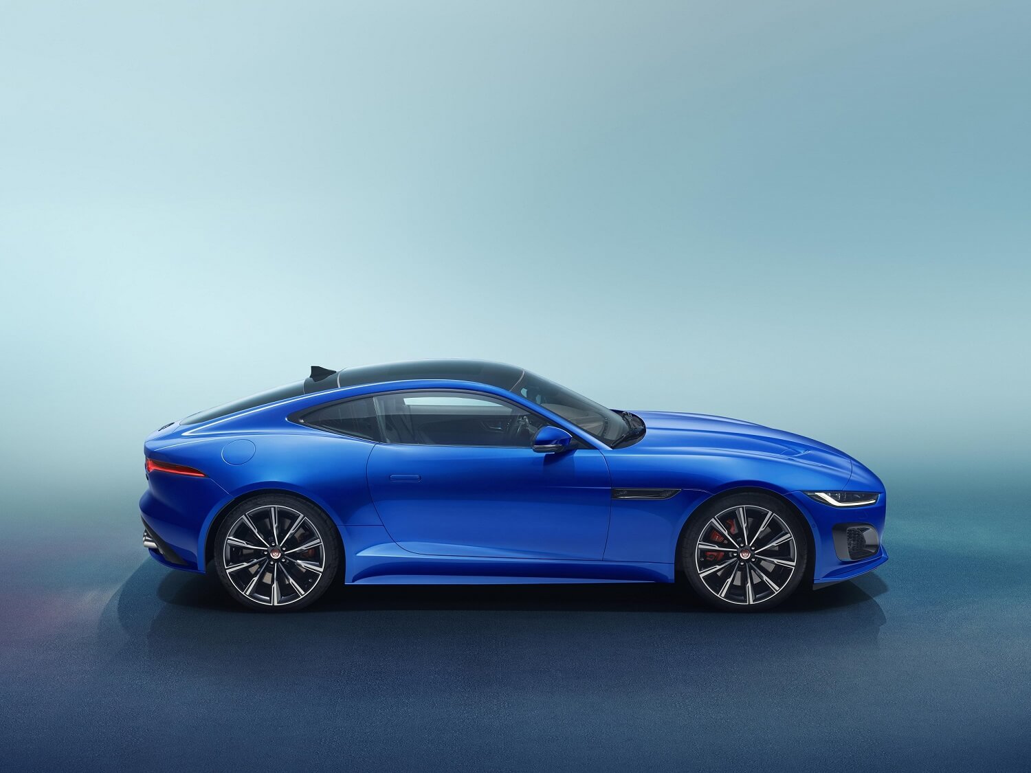 De perfil, o Jaguar F Type azul se destaca pelo novo capô em forma de concha