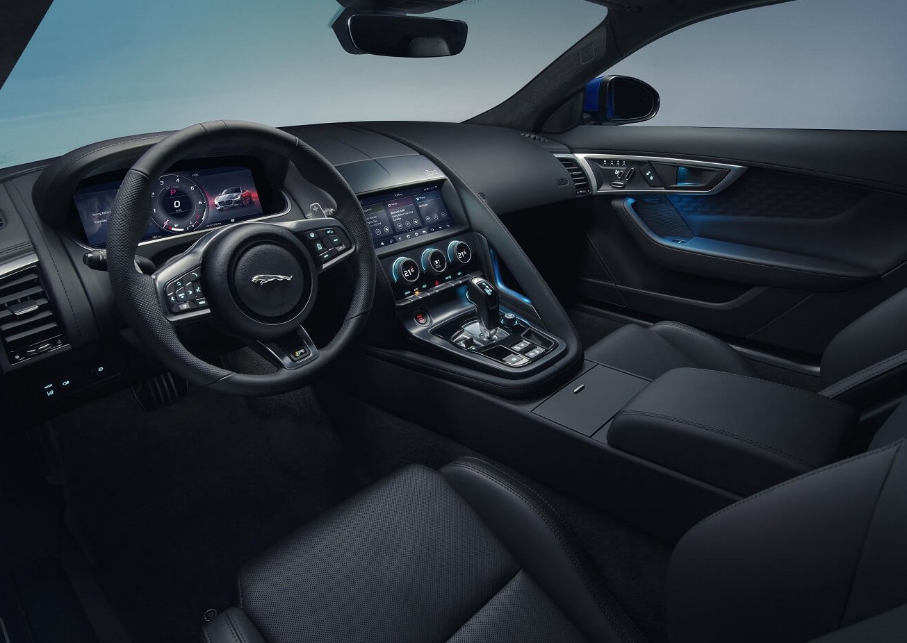 A cabine do F Type 2020 com revestimento de couro, quadro de instrumentos configurável e a central multimídia