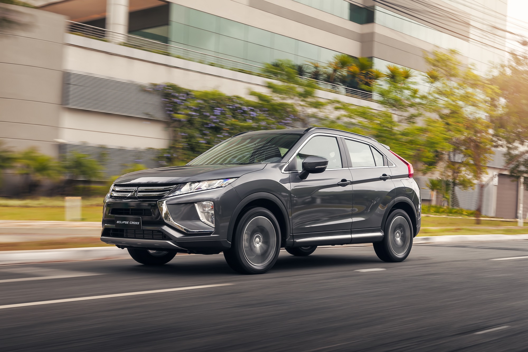 Mitsubishi Eclipse Cross na versão HPE de frente em movimento na rua