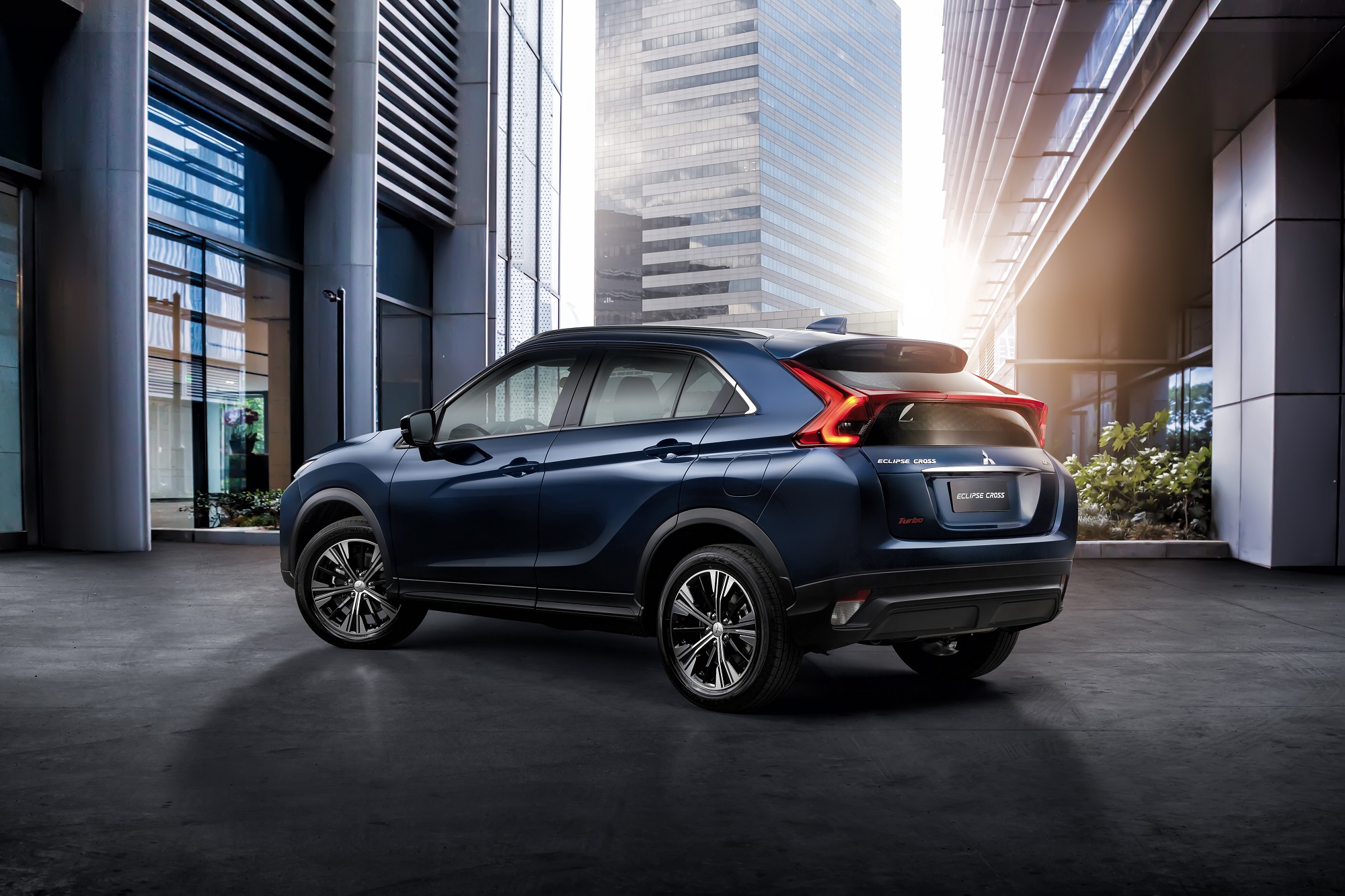 Mitsubishi Eclipse Cross na versão GLS azul com a controversa traseira elevada e as lanternas que formam uma barra horizontal na linha da janela